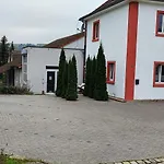 Feriehus Grosses Bis 22 Personen Bei Wuerzburg Fuer Famientreffen - Firmenevents Mit Bbq-grillveranstalltung Moeglich Mit 10 Schlafzimmern Und Drei Badezimmer Veitshöchheim